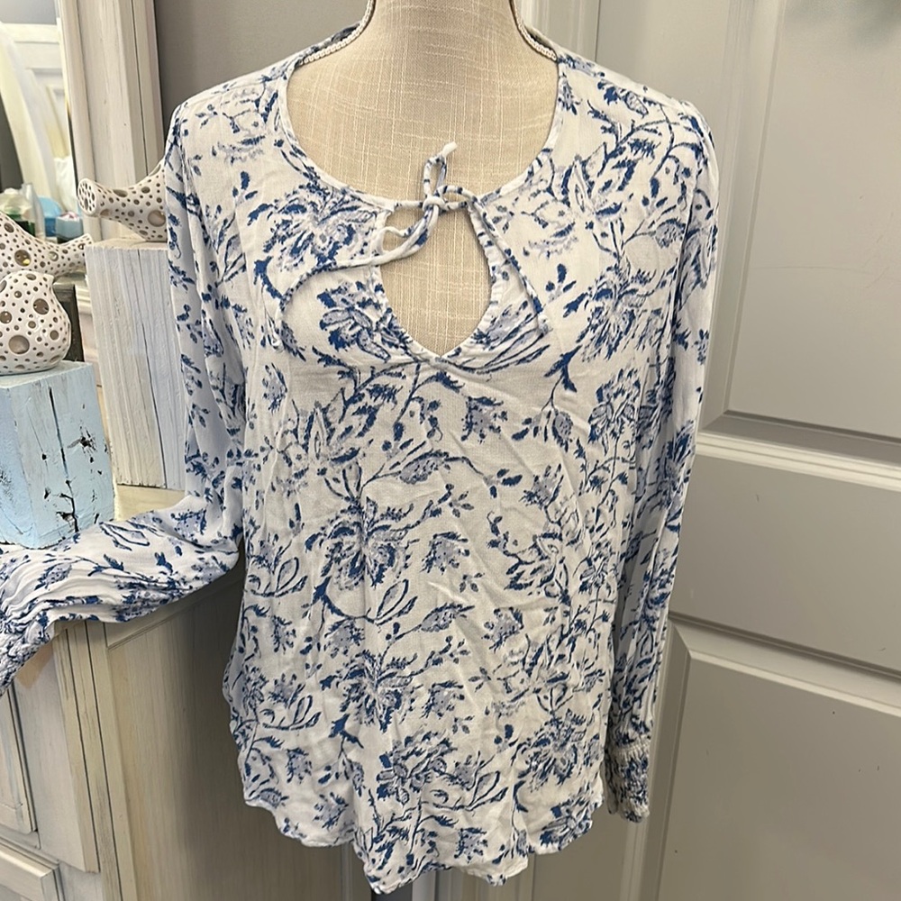 Lucky Brand Size Large Floral Blue and White Women's Top